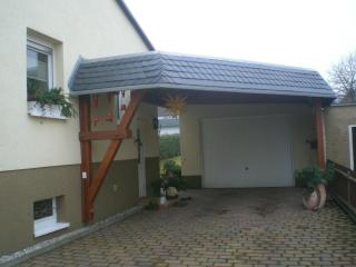 schrger Carport mit Mansarde